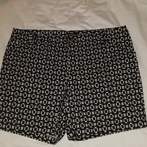 EUC Lee Midrise black & white shorts 18W, like new - Picture 1 of 3